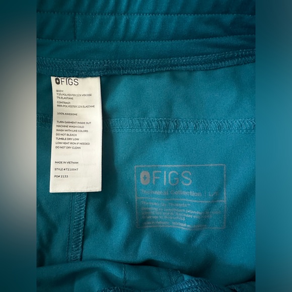 Figs Kade Cargo Scrub Pants
Size: Large TALL
Color: Pacific Blue - Picture 4 of 5